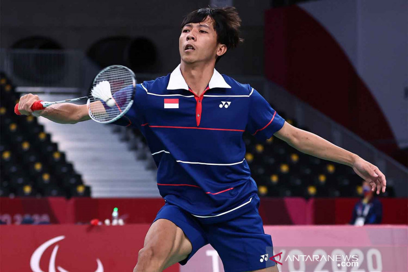Pebulutangkis tunggal putra Dheva Anrimusthi bertanding melawan pebulutangkis Polandia Bartlomiej Mroz pada penyisihan grup Paralimpiade Tokyo 2020 di Yoyogi National Stadium, Tokyo, Jepang, Jumat (3/9/2021). ANTARA FOTO/REUTERS/Thomas Peter/rwa.