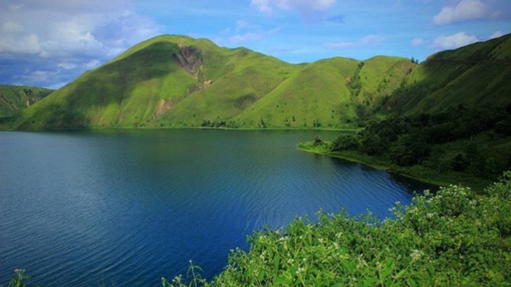 Menikmati Pesona Danau Toba dengan Sensasi Berbeda dari Bukit Holbung 
