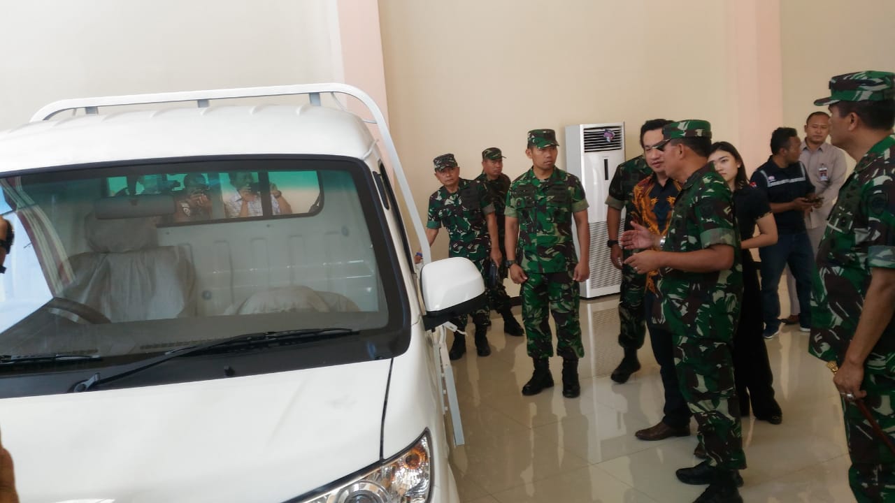 Kepala Staf TNI Angkatan Udara (KASAU) Marsekal TNI Yuyu Sutisna berkunjung ke pabrik Esemka di Desa Demangan, Kecamatan Sambi, Kabupaten Boyolali, Jawa Tengah, Rabu (24/9). (MP/Ismail)
