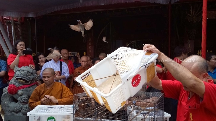 Ritual Tolak Bala Jelang Imlek di Klenteng Tien Kok Sie Solo