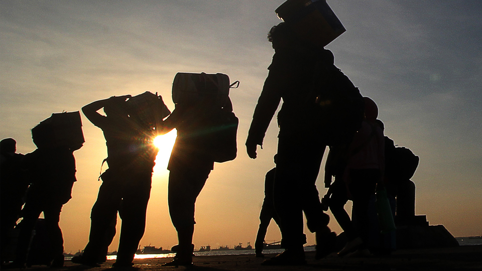 Sejumlah penumpang turun dari KM Labobar yang bertolak dari Pelabuhan Balikpapan saat tiba di Pelabuhan Tanjung Perak, Surabaya, Jawa Timur, Minggu (18/6). Berdasarkan data dari Pelindo III sejak H-8 jumlah pemudik tercatat sebanyak 28.621 orang, yang terdiri dari 19.465 penumpang turun, 4.325 penumpang naik, dan 4.831 penumpang lanjutan. ANTARA FOTO/Moch Asim