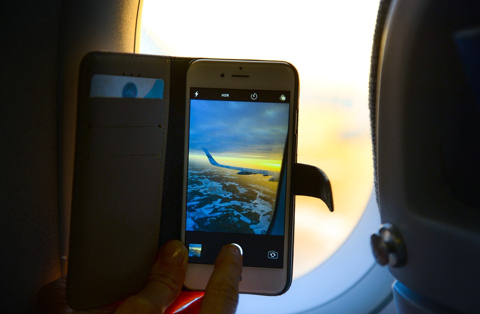 Ada syarat jika ingin menyalakan handphone di pesawat (Pixabay/Skitterphoto)