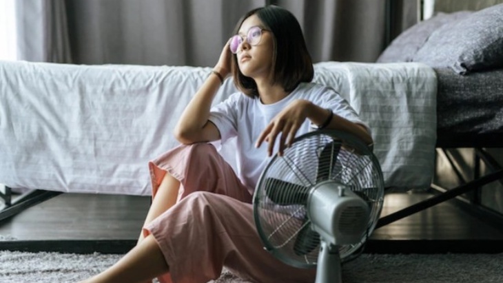 Lingkungan tidur yang terlalu hangat dapat menyebabkan peningkatan keinginan terjaga. (Foto: freepik/jcomp)