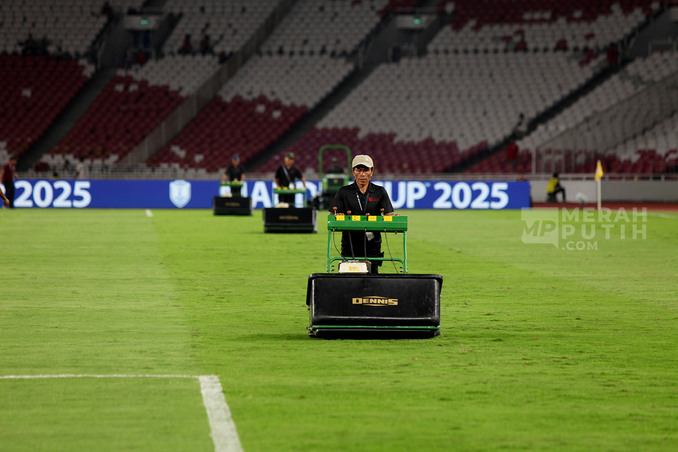 Mengintip Pemotongan Rumput Lapangan Stadion Utama Gelora Bung Karno Jakarta