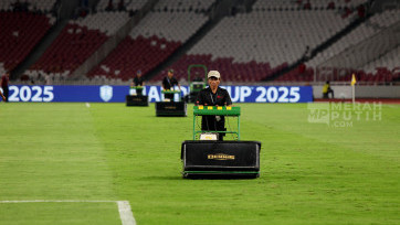 Mengintip Pemotongan Rumput Lapangan Stadion Utama Gelora Bung Karno Jakarta 