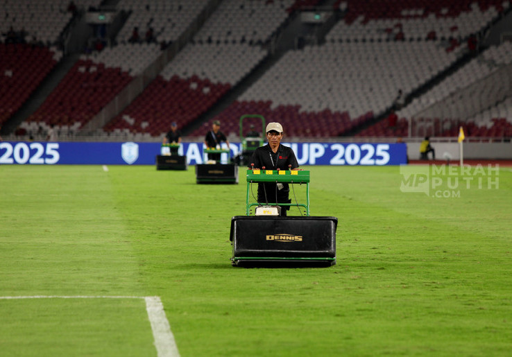 Mengintip Pemotongan Rumput Lapangan Stadion Utama Gelora Bung Karno Jakarta 