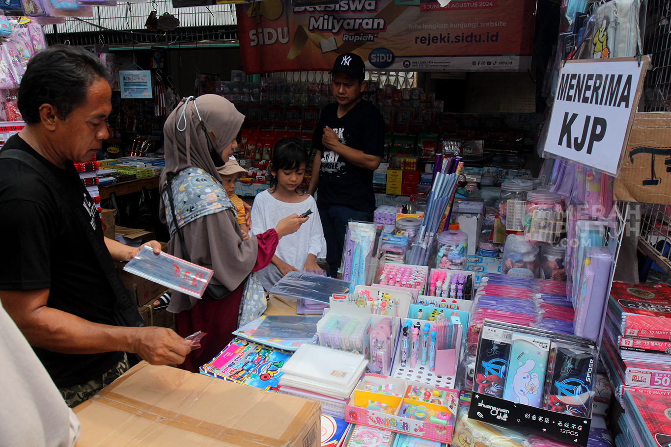 Berburu Buku dan Alat Tulis Jelang Tahun Ajaran Baru 2024/2025 di Pasar Asemka