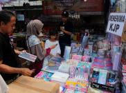 Berburu Buku dan Alat Tulis Jelang Tahun Ajaran Baru 2024/2025 di Pasar Asemka