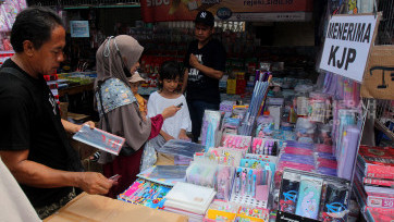 Berburu Buku dan Alat Tulis Jelang Tahun Ajaran Baru 2024/2025 di Pasar Asemka