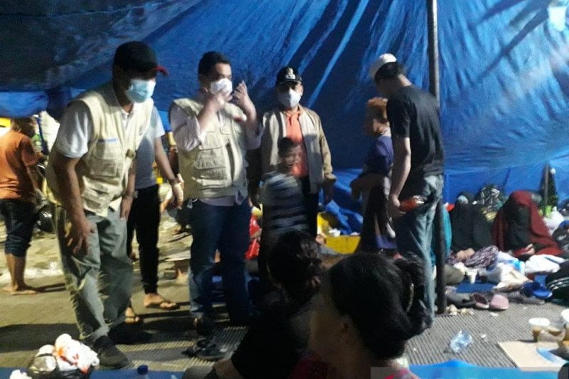 Wagub DKI Ahmad Riza Patria mengunjungi pengusian korban kebakaran di Taman Sari. (Foto: Pemeritah DKI)