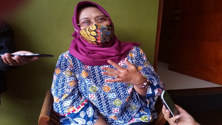 Esti Kiswandari pengrajin batik tulis yang bertahan di tengah pandemi COVID-19 dengan berjual masker berbahan kain batik, Minggu (18/10). (MP/Ismail)