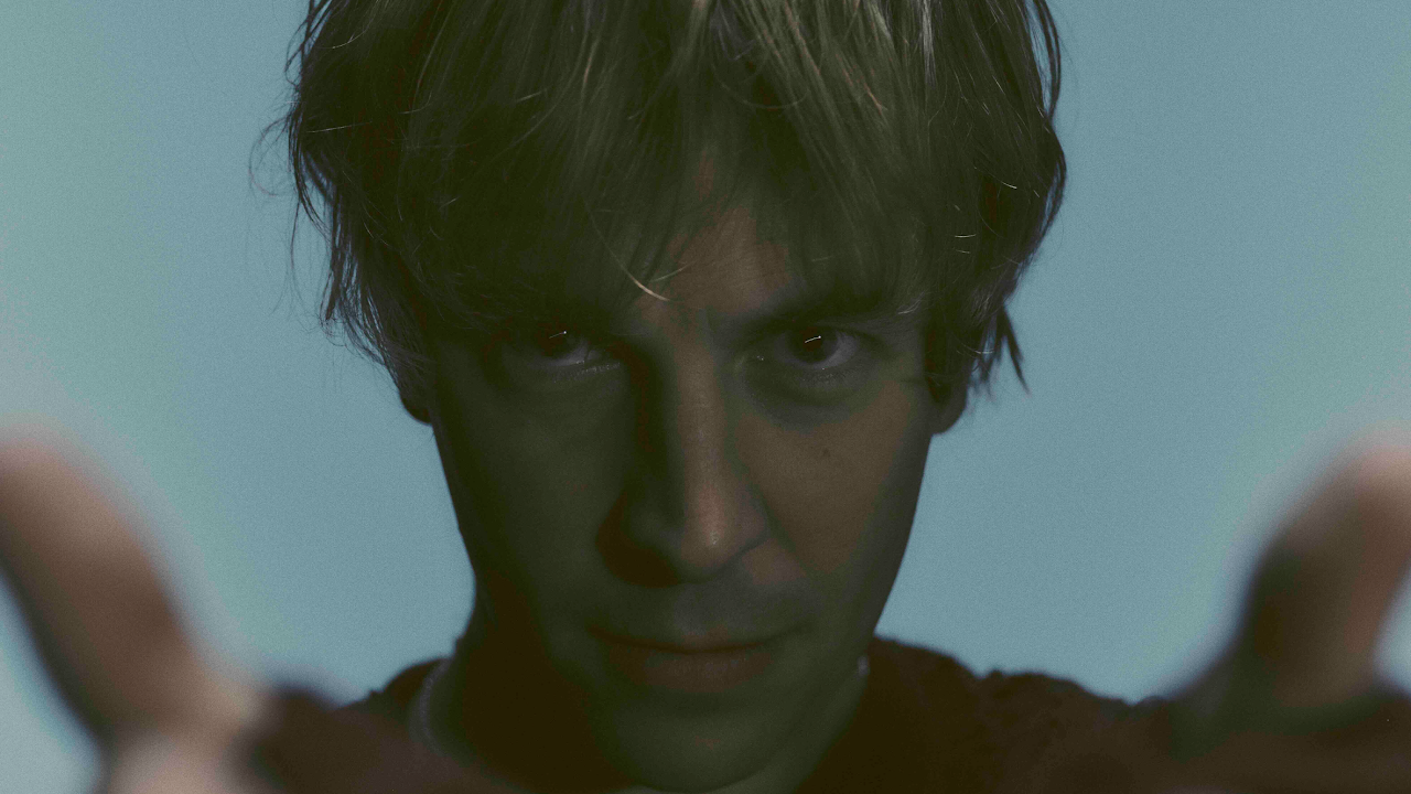 Tom Odell Gambarkan Keputusasaan dalam Single 'Don't Let Me Go'