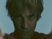 Tom Odell Gambarkan Keputusasaan dalam Single 'Don't Let Me Go'