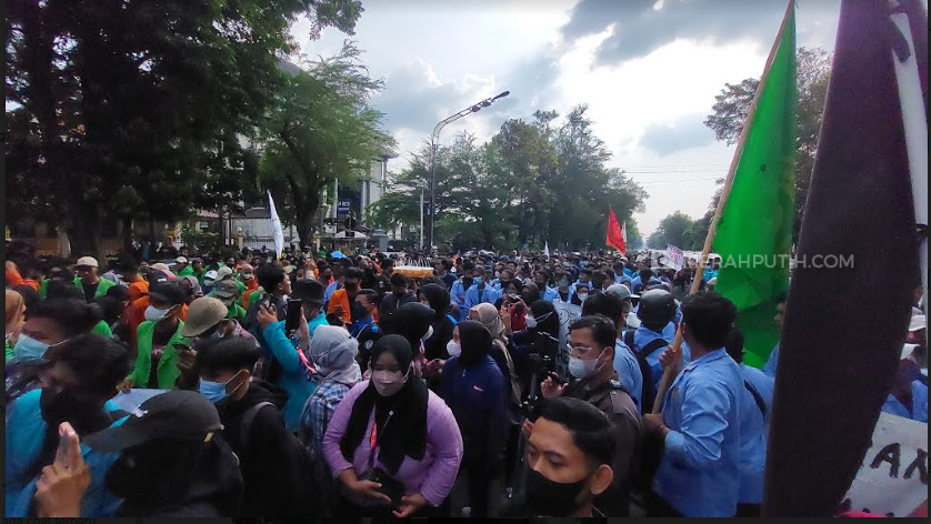 Tolak Kenaikan BBM, Ratusan Mahasiswa Solo Raya Demo di Gladak