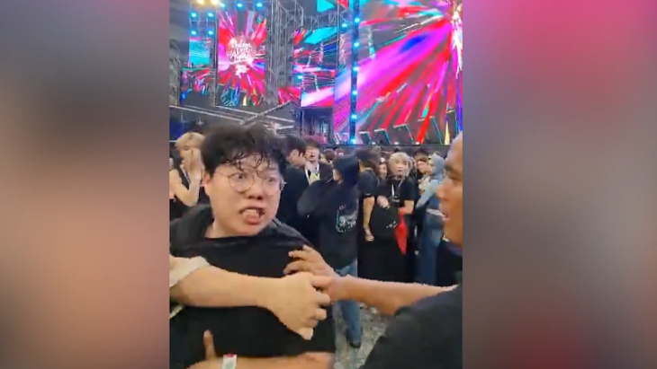 Ricuh Fansite di Balik Gemerlap Golden Disc Awards Jakarta