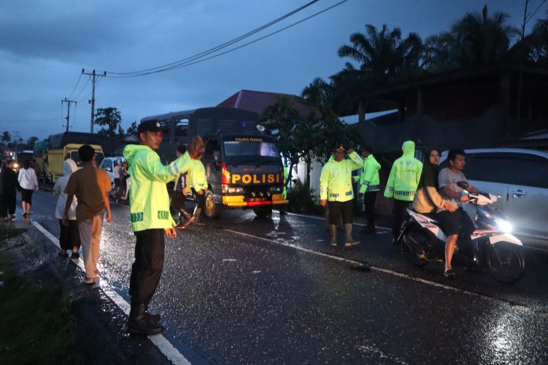 Banjir Memutus Lalu Lintas Jalan Nasional di Pasaman Barat, Ratusan Kendaraan Terjebak Lebih dari 12 Jam