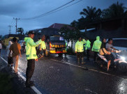 Banjir Memutus Lalu Lintas Jalan Nasional di Pasaman Barat, Ratusan Kendaraan Terjebak Lebih dari 12 Jam