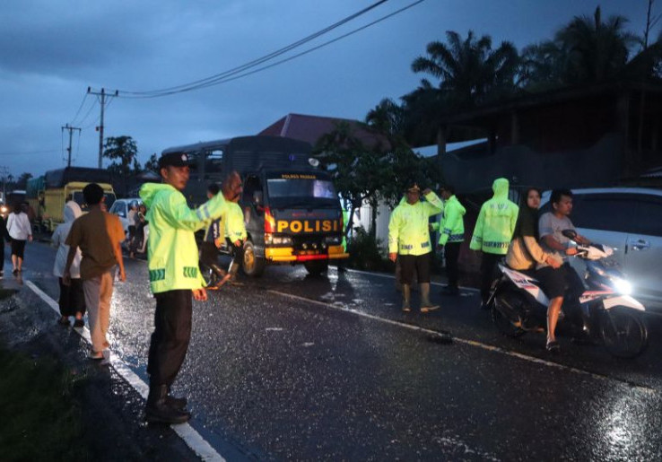 Banjir Memutus Lalu Lintas Jalan Nasional di Pasaman Barat, Ratusan Kendaraan Terjebak Lebih dari 12 Jam