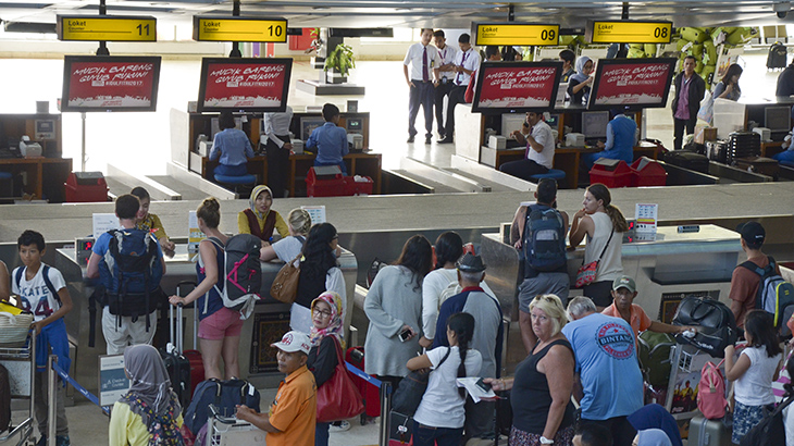 Arus Mudik di Bandara Adi Soemarno Meningkat