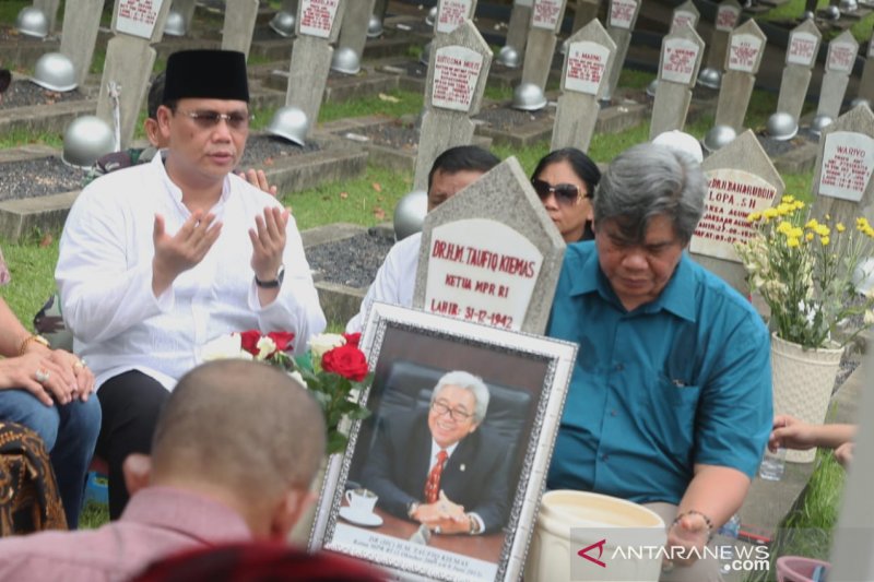Tanpa Megawati, Politisi PDIP Ziarah ke Makam Taufik Kiemas