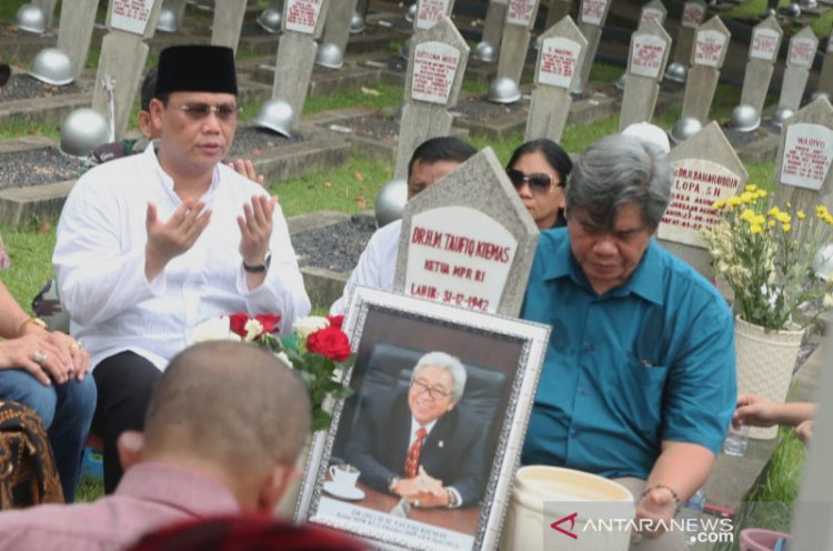 Tanpa Megawati, Politisi PDIP Ziarah ke Makam Taufik Kiemas
