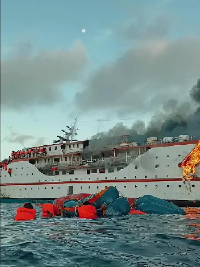 Foto: KM Karya Indah mengalami insiden kebakaran di tengah lautan Maluku Utara. Ada 181 orang penumpang di atas kapal tersebut (Screenshot video viral)