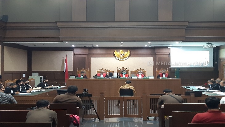 Direktur Utama PT Hanson International, Benny Tjokrosaputro saat membaca surat eksepsi di Pengadilan Tindak Pidana Korupsi Jakarta, Rabu (10/6). Foto: MP/Ponco