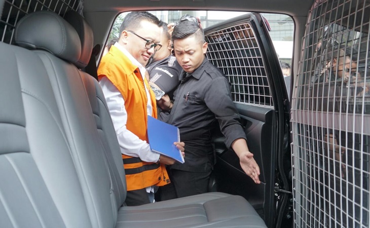 Eks Menpora Imam Nahrawi memasuki mobil tahanan KPK