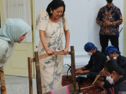 Ibu Negara Iriana Kenalkan Tenun Badui ke Louise Araneta-Marcos