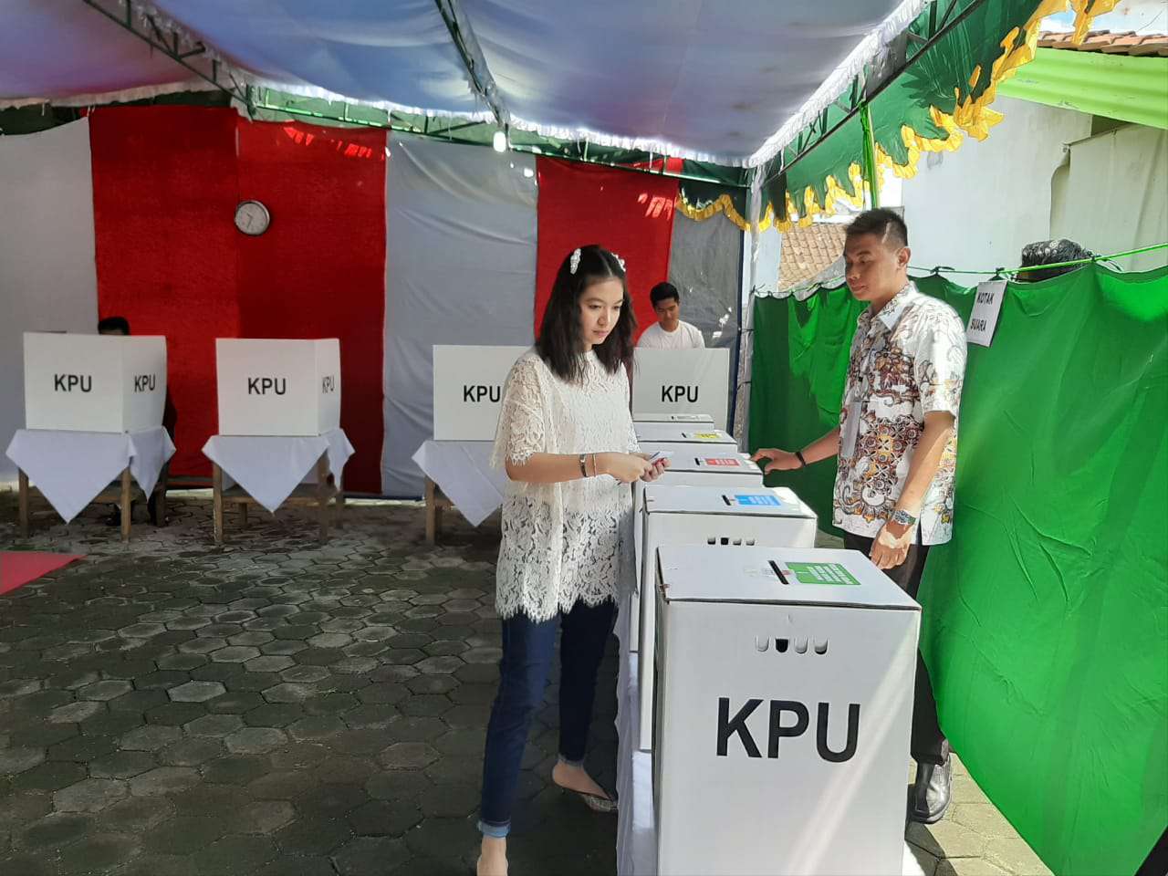 Menantu capres Jokowi, Selvi Ananda memasukkan surat suara ke kotak suara di TPS 38, Kelurahan Manahan, Kecamatan Banjarsari, Solo, Jawa Tengah, Rabu (17/4). (MP/Ismail) 