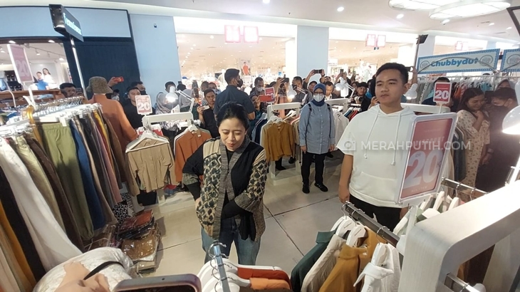 Ketua DPP PDIP Puan Maharani dan Wali Kota Solo Gibran Rakabuming Raka di Solo Paragon Mall, Sabtu (27/5). (MP/Ismail)