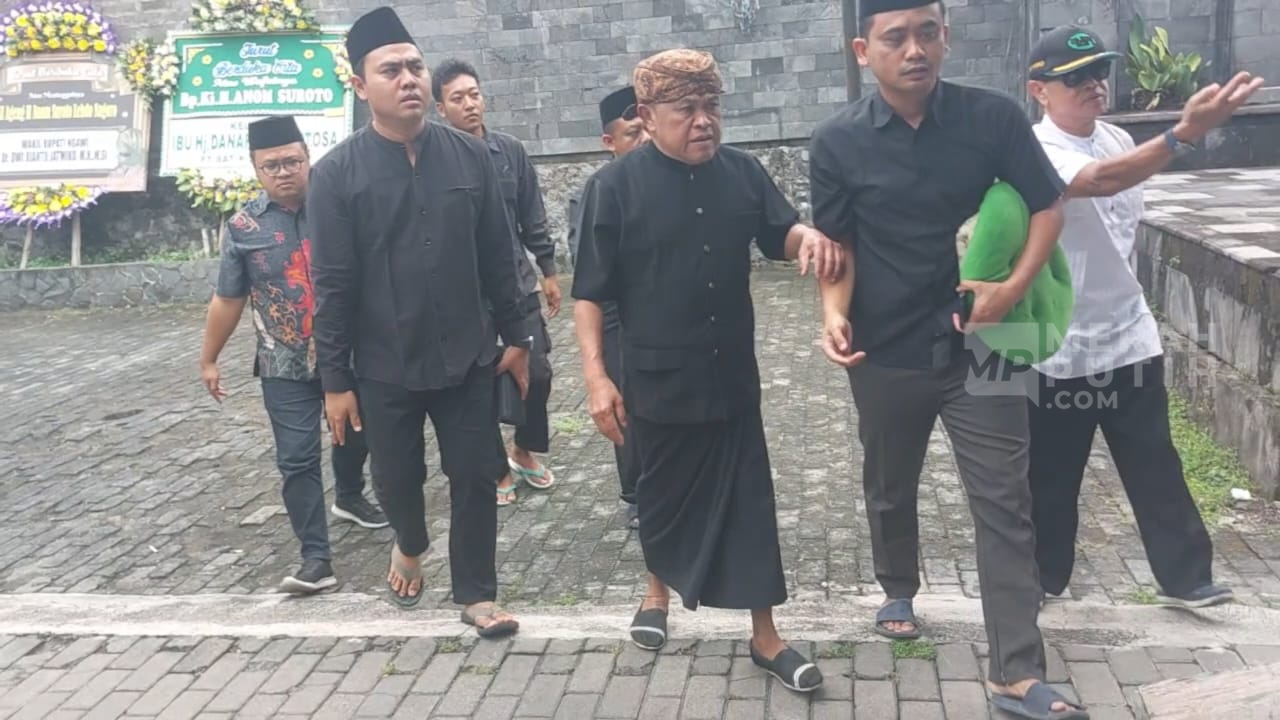 Pelawak Kirun Menangis kala Melayat ke Rumah Duka Ki Anom Suroto