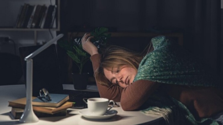 Mengonsumsi makanan atau minuman berkafein mendekati waktu tidur tentunya bisa membuatmu jadi tidak mengantuk. (Foto: freepik/pvproduction)