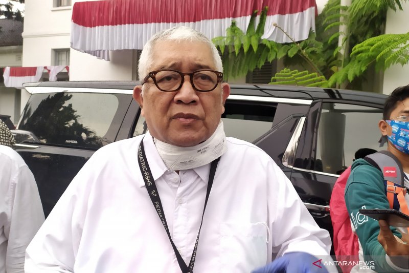 Ketua Tim Riset Uji Klinis Vaksin COVID-19 Sinovac, Prof Kusnandi Rusmil. (ANTARA/Bagus Ahmad Rizaldi)