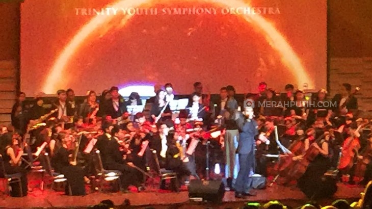 Jari-Jari Cantik Naga 'Lyla' Pukau Penonton