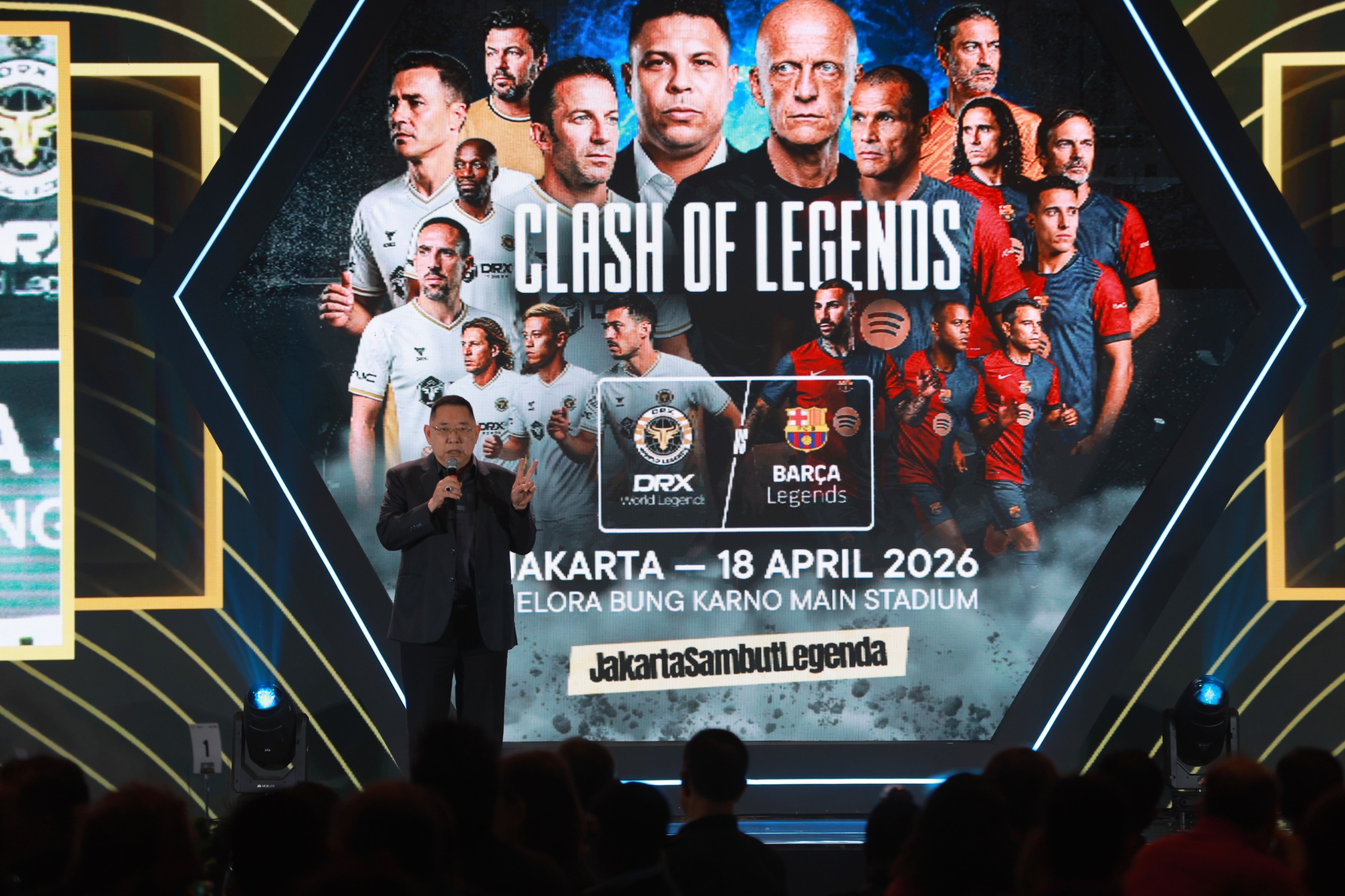 Founder PT JHL International Otomotif (JIO), distributor resmi merek BAIC di Indonesia selaku sponsor utama Clash of Legend, Jerry Hermawan Lo (tengah) diapit legenda sepak bola Patrick Kluivert dan Ronaldo / Didik Setiawan MP