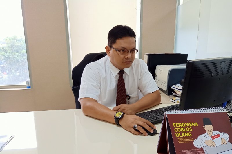 Juru Bicara Mahkamah Konstitusi Fajar Laksono menatap monitor komputer di ruang kerjanya, Senin (24/6/2019). Fajar menjawab pertanyaan wartawan terkait agenda sidang majelis hakim menjelang jadwal putusan sengketa Pilpres pada Jumat (28/6/2019). (ANTARA/Andi Firdaus)