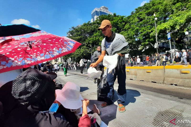 Solar Raup Cuan di Tengah Demo Dekat Gedung MK
