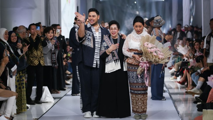 Tutup Garis Poetih, Dekranasda x Ivan Gunawan Hadirkan Busana Hari Raya