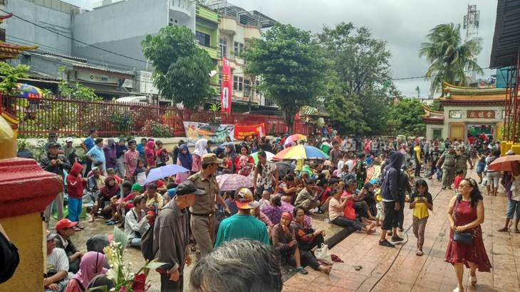 Para pengemis memenuhi halaman Wihara Dharma Bakti. (Foto: MP/Kanugrahan)