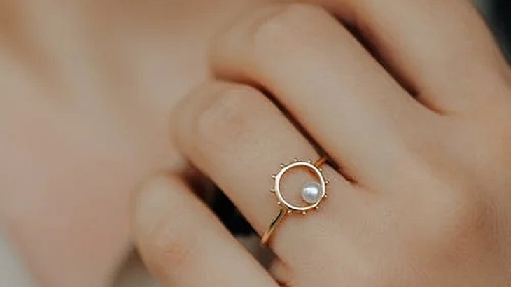 Cara Baru yang Trendi Mengenakan Perhiasan Mutiara
