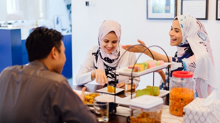Bisa Bikin Iri, Tips Pilih Baju Lebaran Keluarga agar Kelihatan Kompak