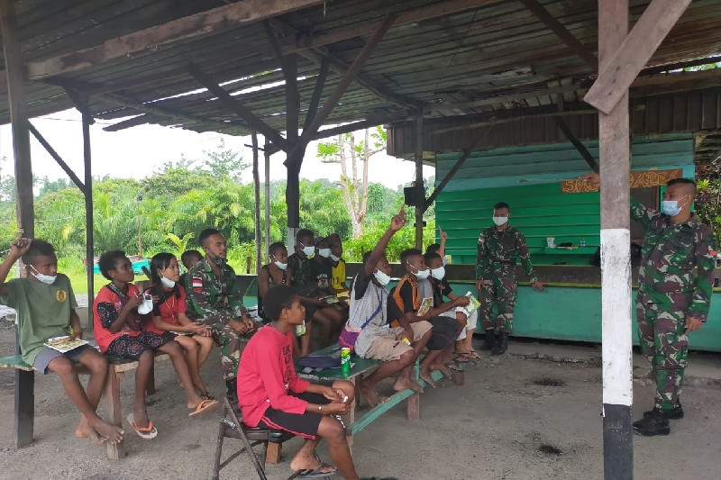 Anak-anak Kampung Workwana Arso, Kabupaten Keerom wilayah di perbatasan RI-PNG antusias mengikuti bimbingan belajar yang diberikan prajurit TNI Satgas Pamtas Yonif Mekanis 512/QY.ANTARA Papua/HO-Pendam XVII