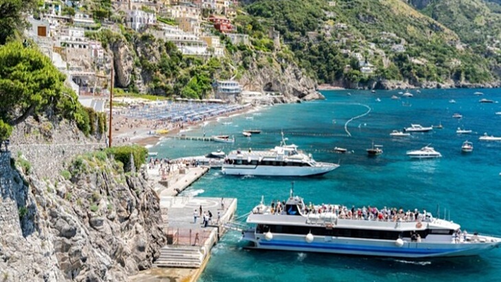 Sorrento Larang Bikini dan Busana Minim, Didenda Rp11 juta