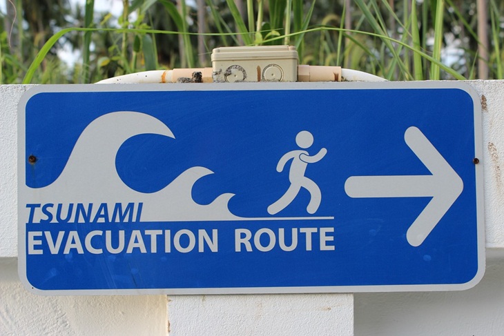 Peringatan evakuasi tsunami. (Foto: Pixabay/scym)