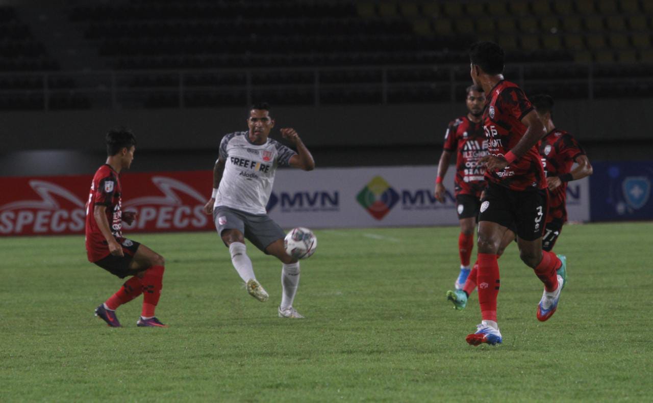 Pemain Persis Solo berebut bola dengan pemain PSG Pati dalam lanjutan putaran kedua Liga 2 musim 2021 di Stadion Manahan Solo, Rabu (3/11) malam. (MP/Ismail)