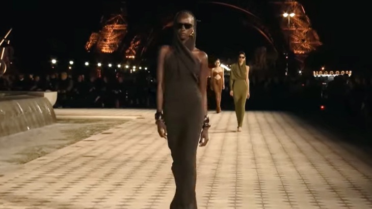 Saint Laurent Hadirkan Capuche untuk Paris Fashion Week di Eiffel Tower