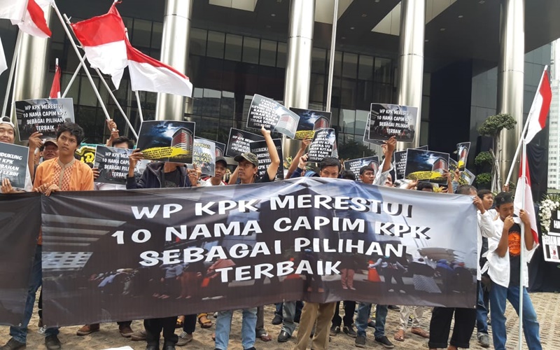 Massa WP KPK gelar yasinan depan Gedung KPK Jakarta