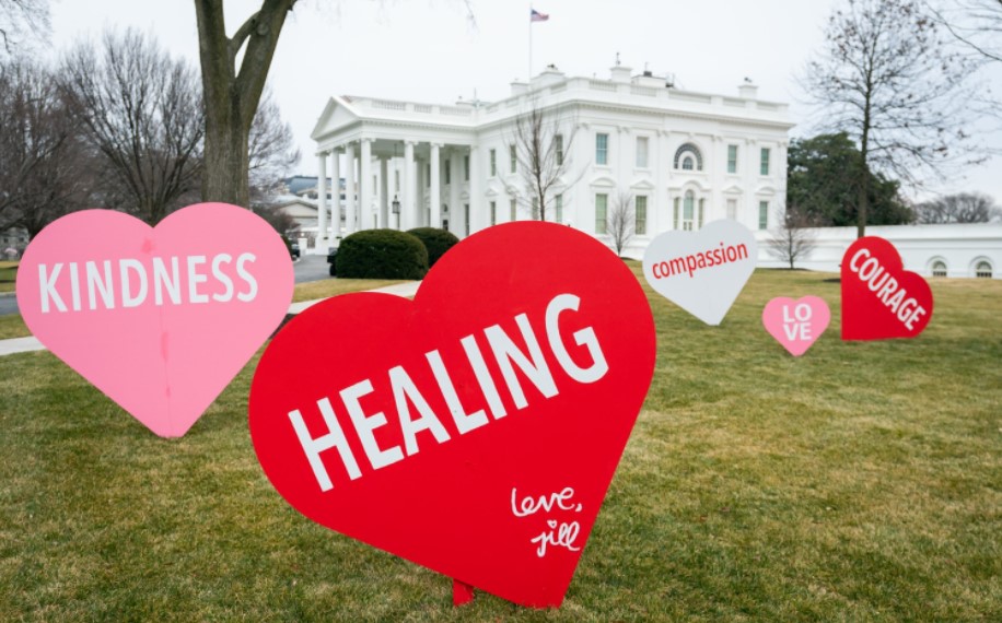 Jill Biden Dekorasi Halaman Gedung Putih Menjadi Banyak Simbol Cinta   