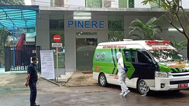 Mobil ambulan tiba di depan ruang isolasi Pinere, Rumah Sakit Umum Persahabatan, Pulogadung, Jakarta Timur, Kamis (12/3/2020). (ANTARA/Andi Firdaus).